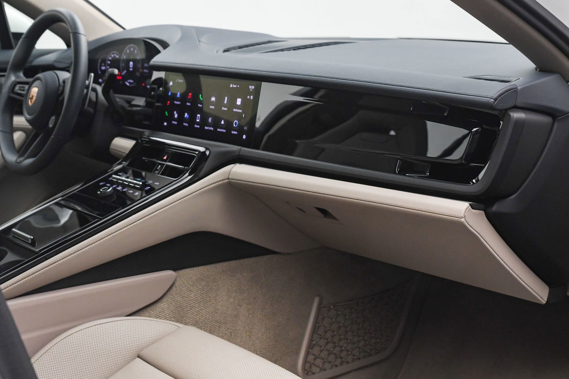 Used 2025 Porsche Panamera 4 image 20