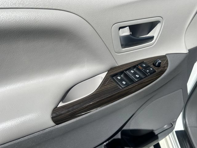 Used 2017 Toyota Sienna XLE w/ XLE Navigation Package AWD/4WD image 12