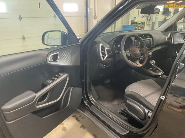 Used 2025 Kia Soul LX w/ LX Technology Package FWD image 9