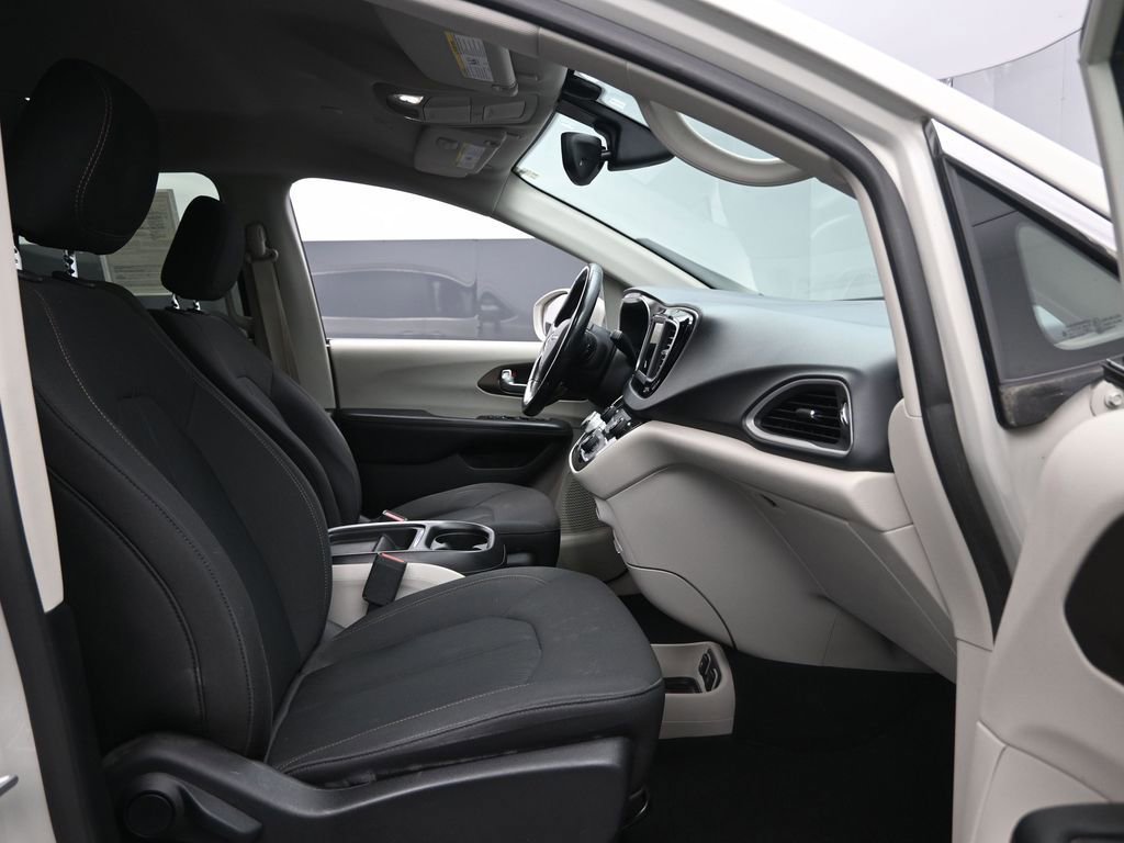 Used 2019 Chrysler Pacifica Touring Plus w/ Cold Weather Group image 31