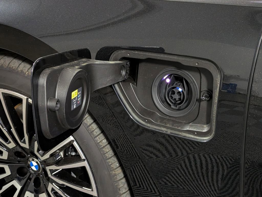 New 2026 BMW 750e xDrive w/ Premium Package AWD/4WD image 8