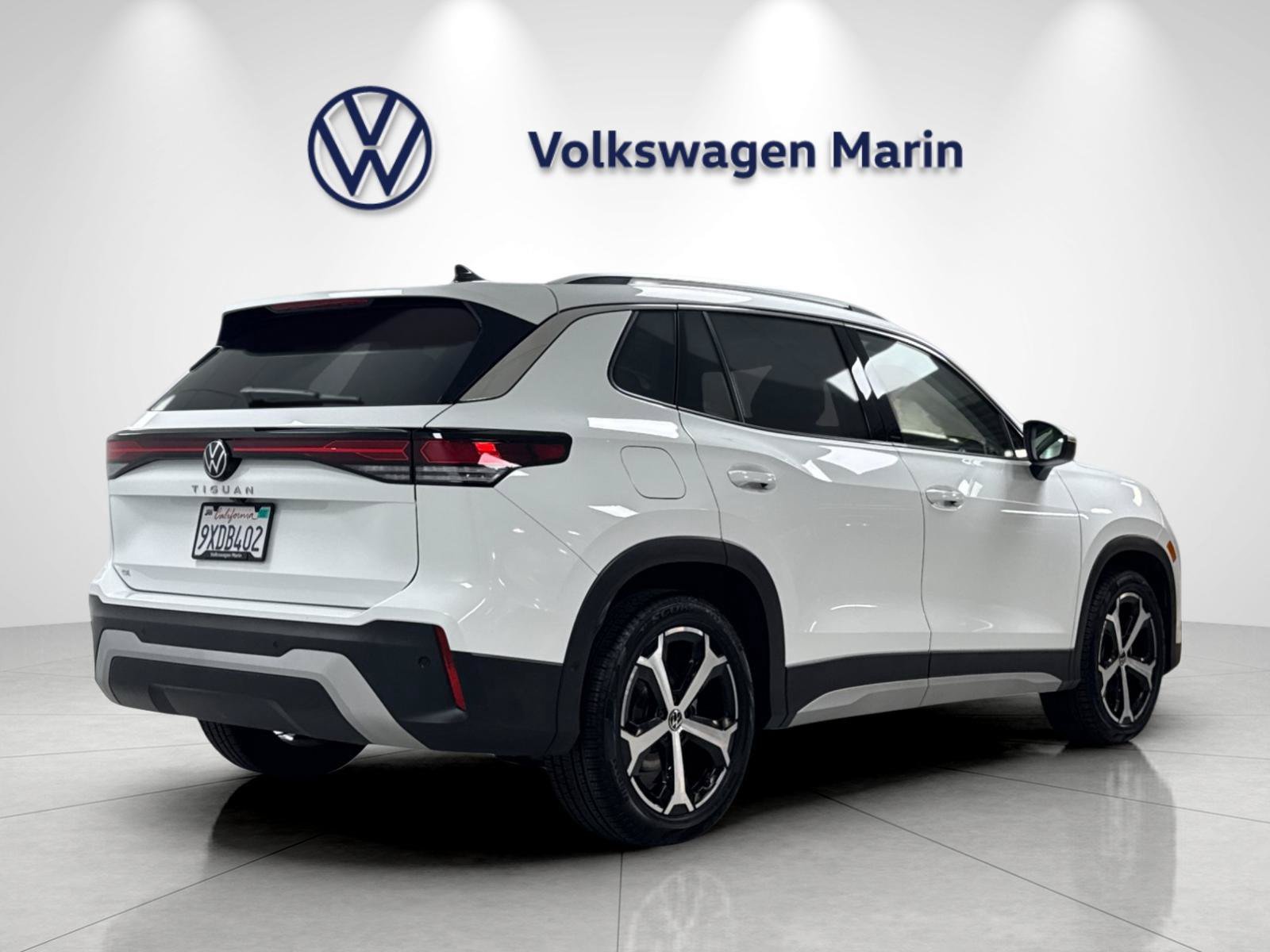 Used 2026 Volkswagen Tiguan SE w/ Panoramic Sunroof Package FWD image 5