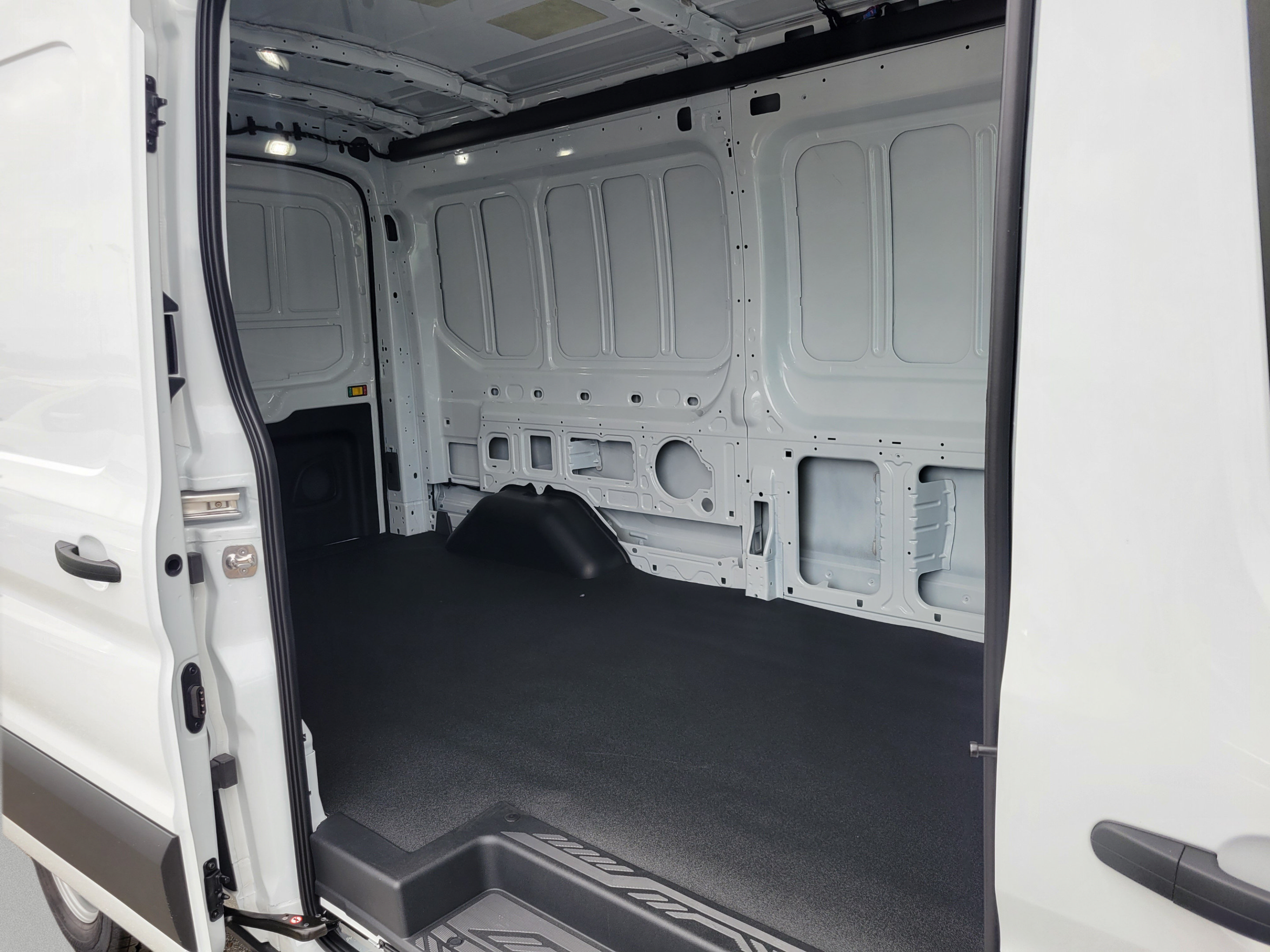 New 2026 Ford Transit 250 148 Medium Roof w/ Load Area Protection Package RWD image 8