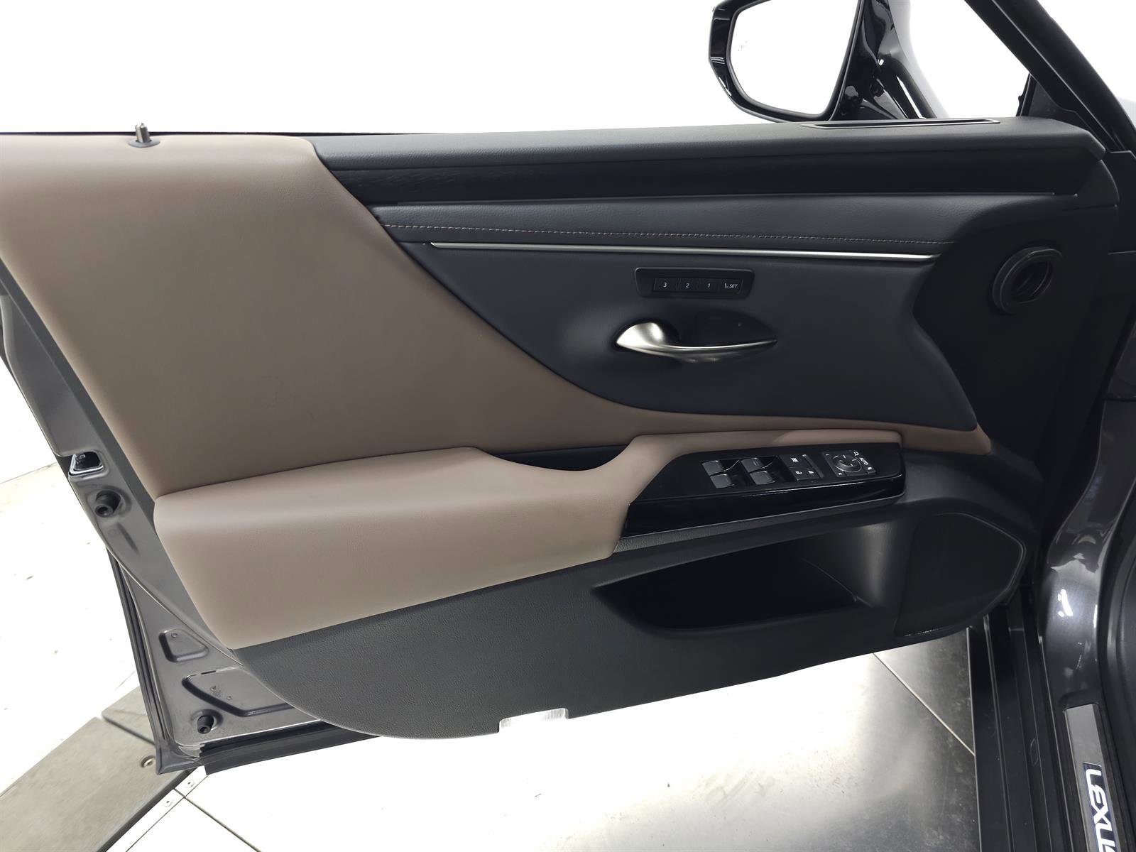 Used 2025 Lexus ES 350 Premium image 13