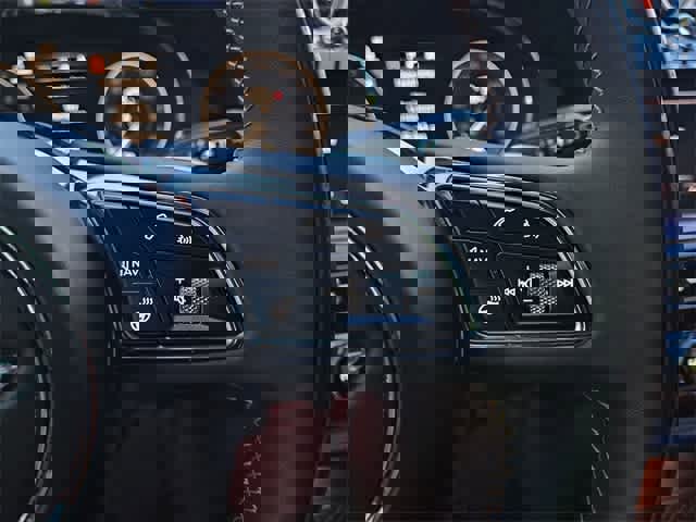 Used 2023 Bentley Bentayga Plug-In Hybrid image 26