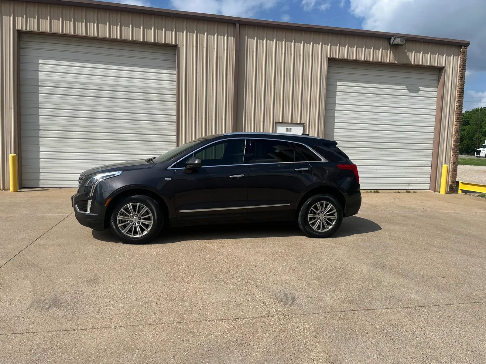 Used 2017 Cadillac XT5 Luxury w/ Driver Awareness Package FWD image 1