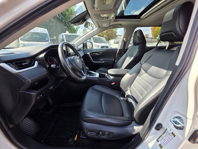 Used 2022 Toyota RAV4 XLE Premium image 14