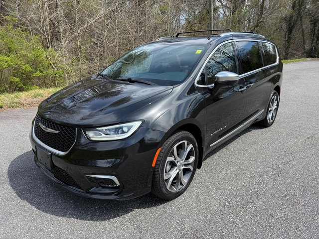 Used 2022 Chrysler Pacifica Pinnacle AWD/4WD image 2