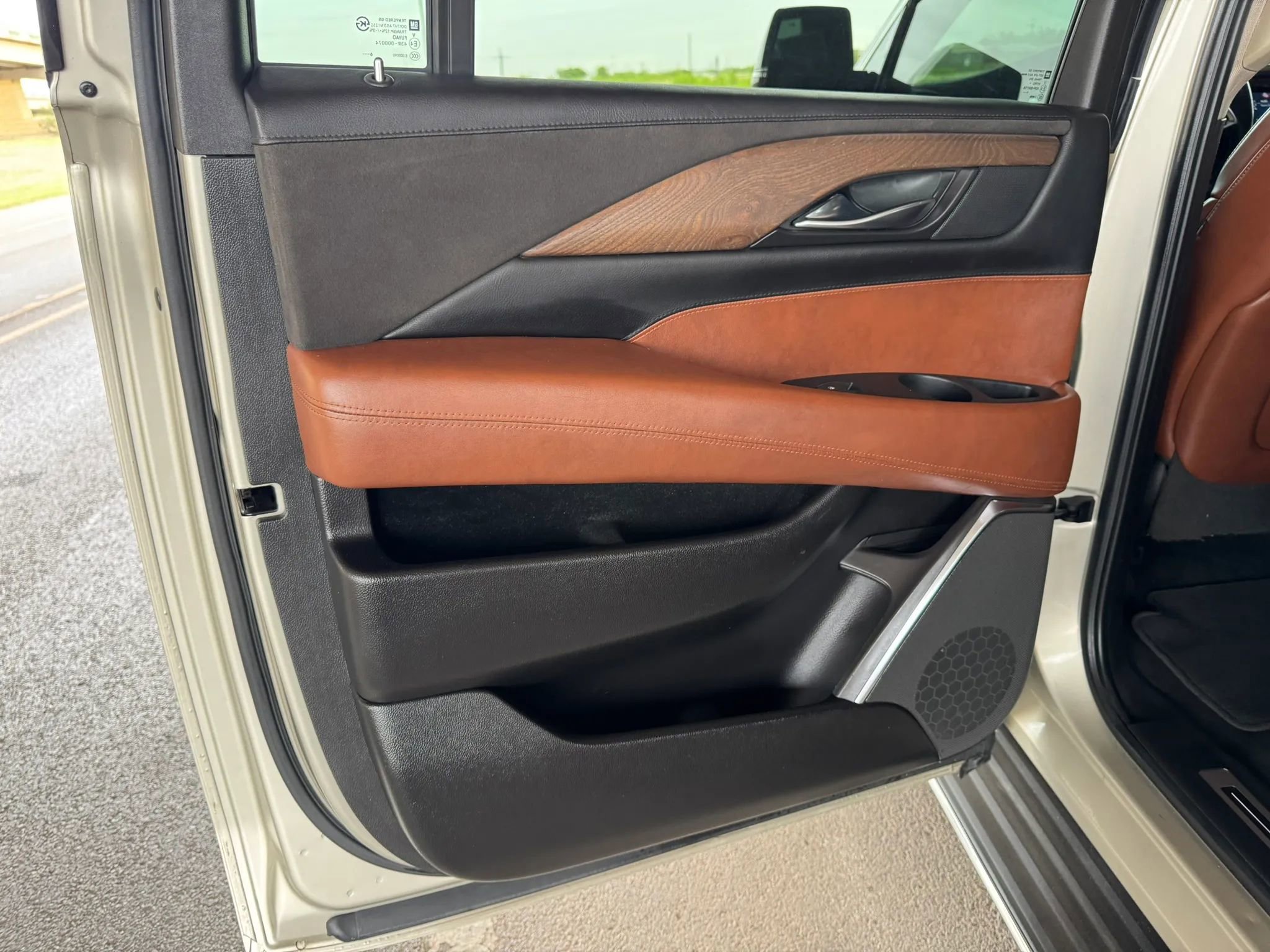 Used 2017 Cadillac Escalade ESV Luxury image 18