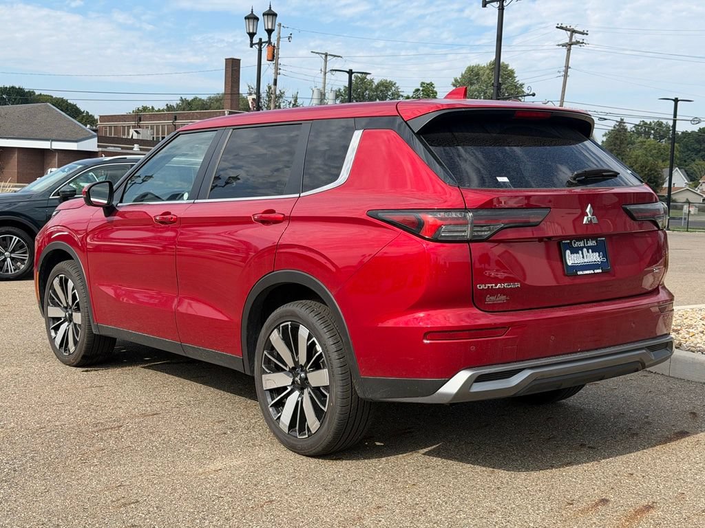 Used 2025 Mitsubishi Outlander SE FWD image 3