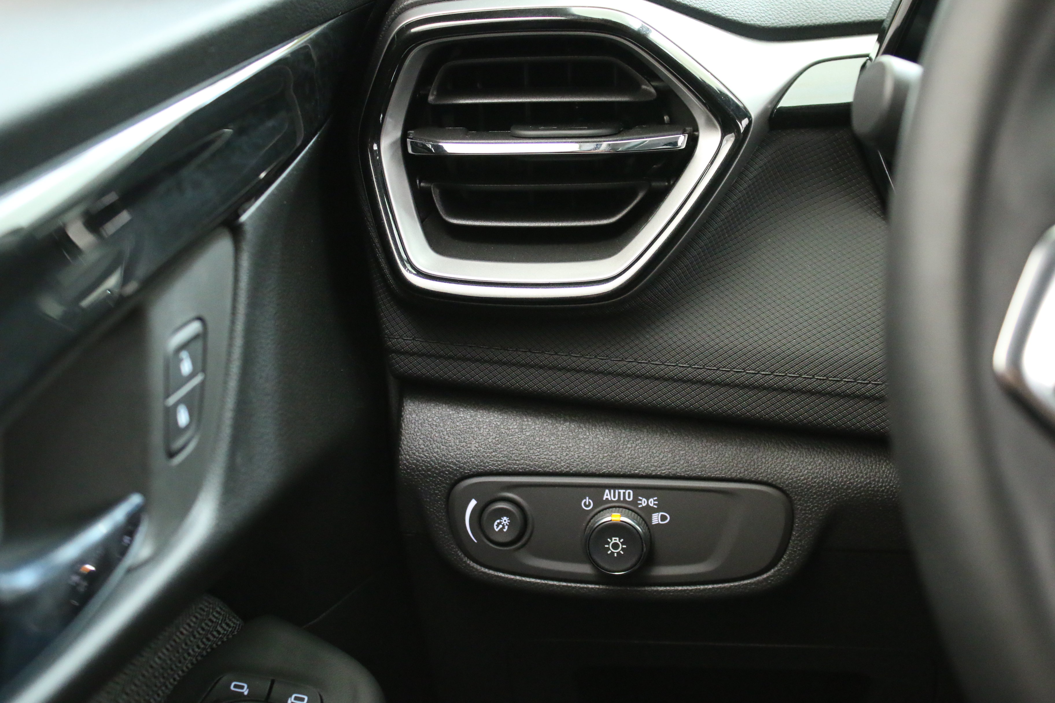 Certified 2026 Chevrolet TrailBlazer LT w/ LT Cold Weather Package FWD image 16