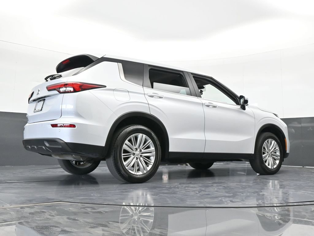 Used 2023 Mitsubishi Outlander ES image 60