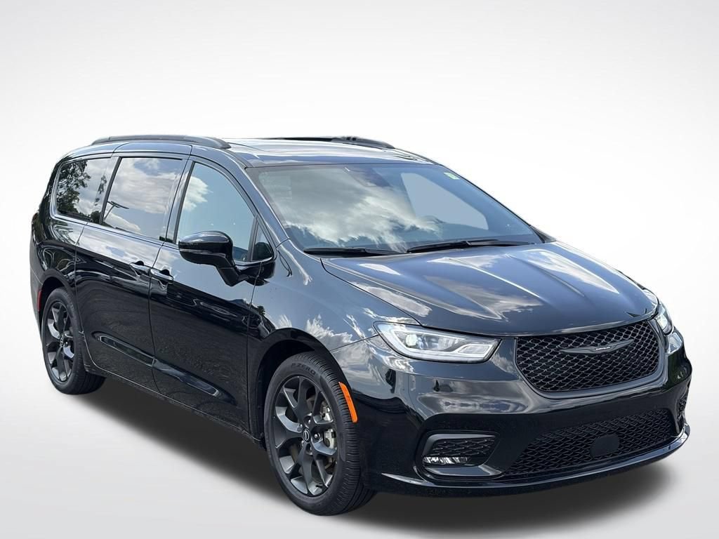 Certified 2025 Chrysler Pacifica Limited FWD image 3