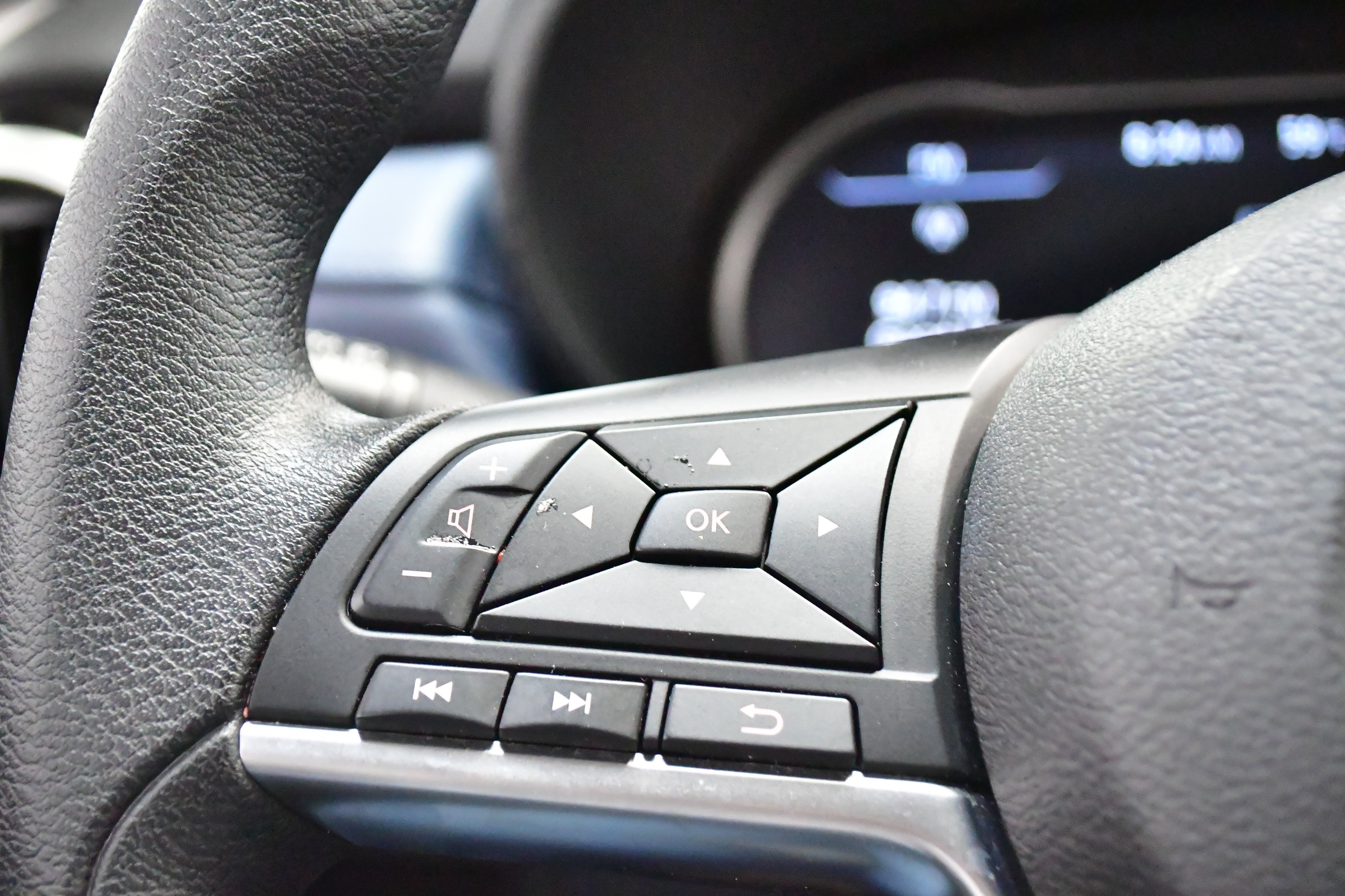 Used 2025 Nissan Versa SV image 38