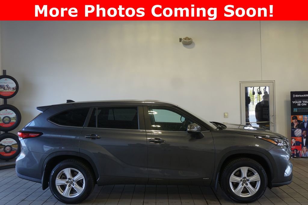 Used 2023 Toyota Highlander LE image 2