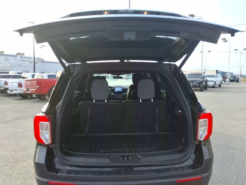Used 2020 Ford Explorer XLT w/ Equipment Group 202A AWD/4WD image 11