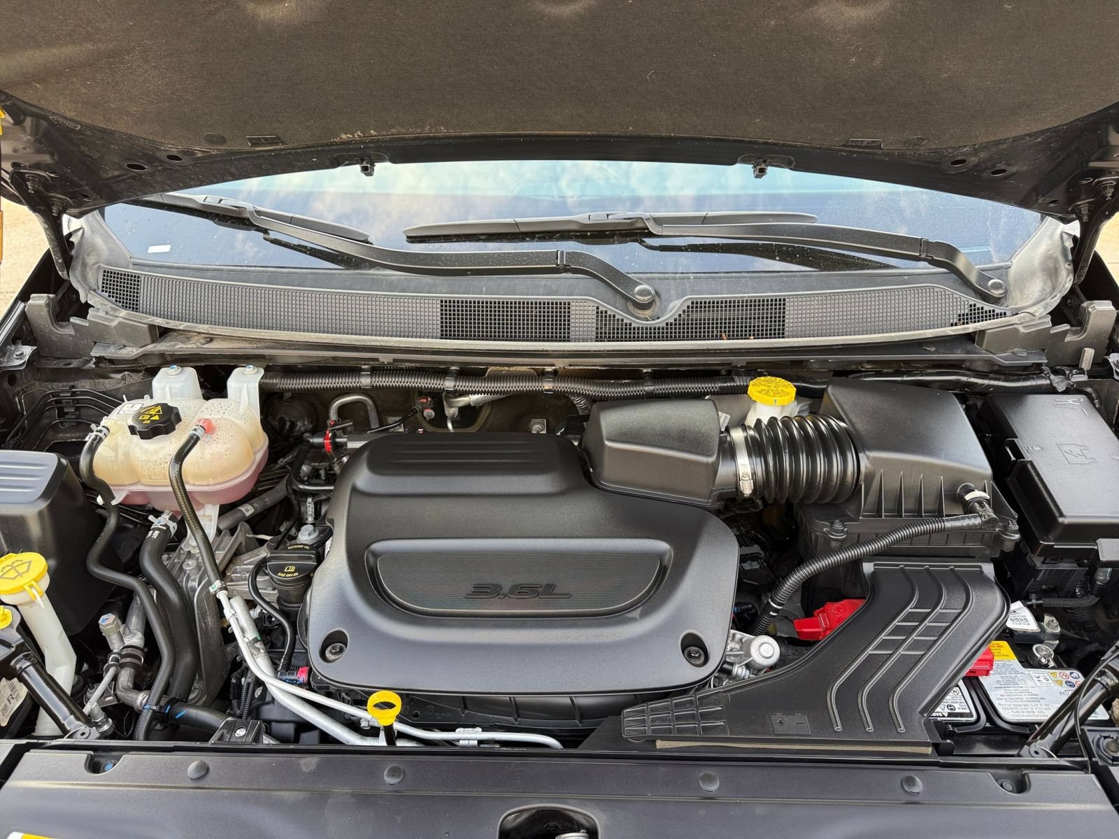 Used 2025 Chrysler Pacifica Limited FWD image 35