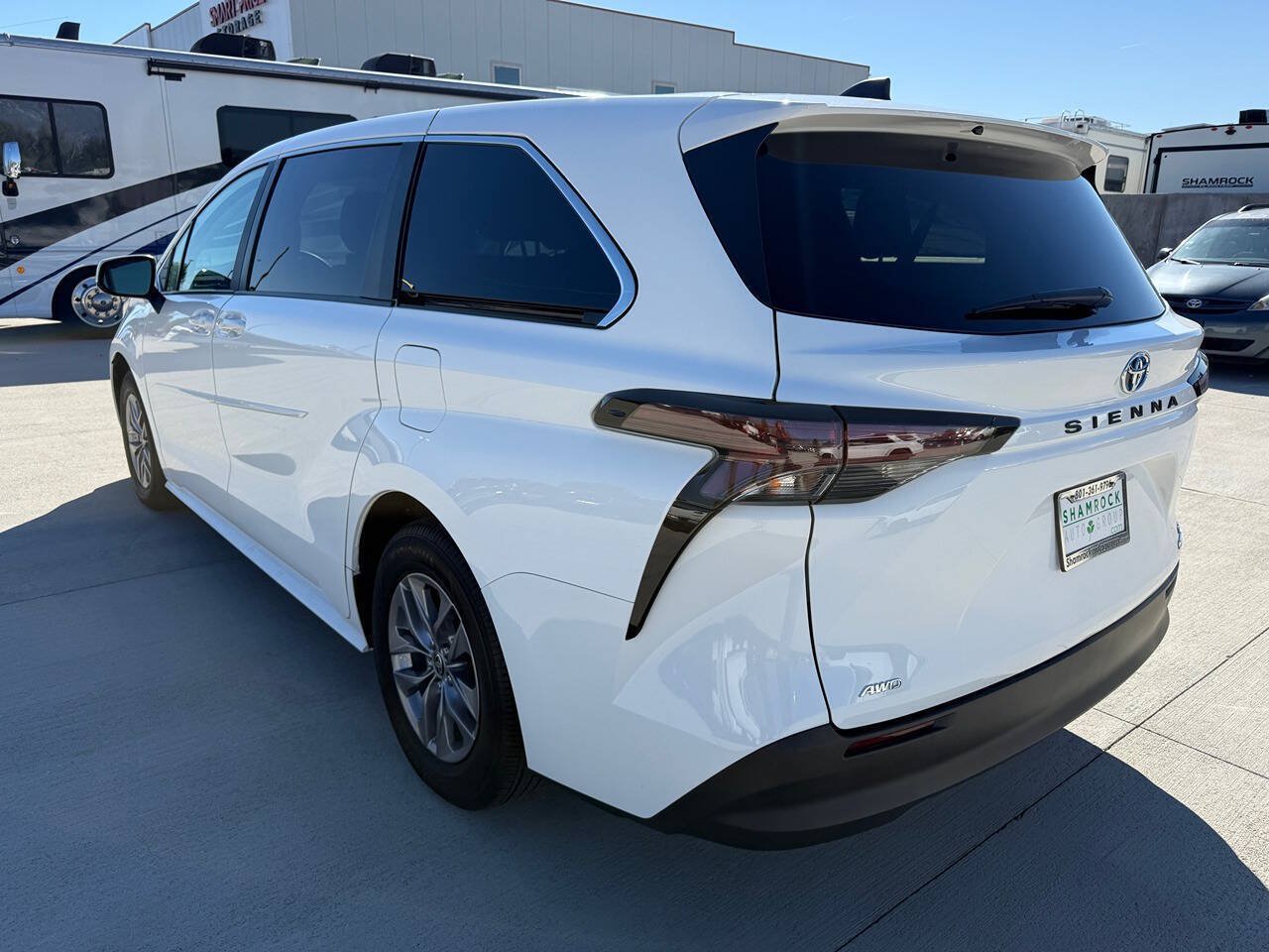 Used 2024 Toyota Sienna LE AWD/4WD image 5
