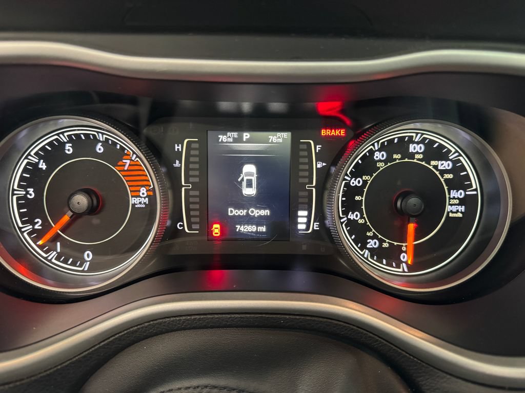 Used 2018 Jeep Cherokee Latitude Plus w/ Comfort/Convenience Group FWD image 21