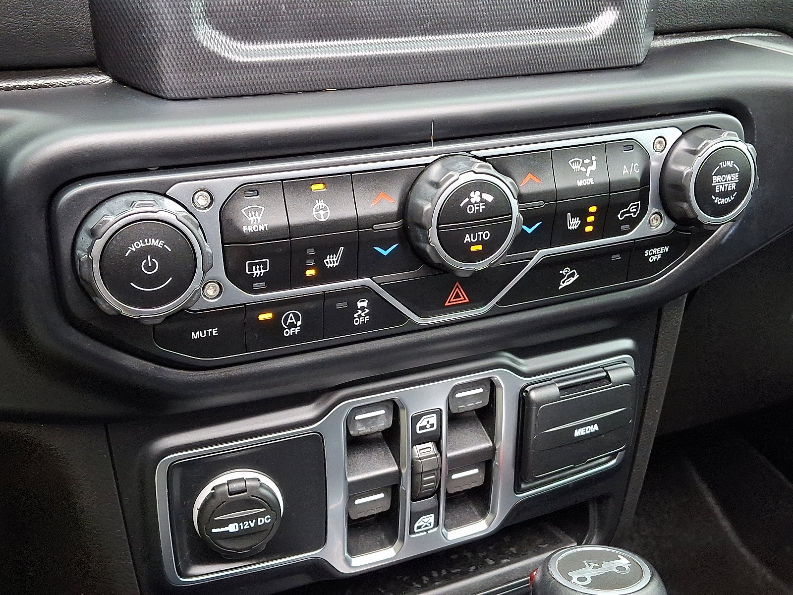 Used 2020 Jeep Wrangler Unlimited Sahara w/ Cold Weather Group image 16