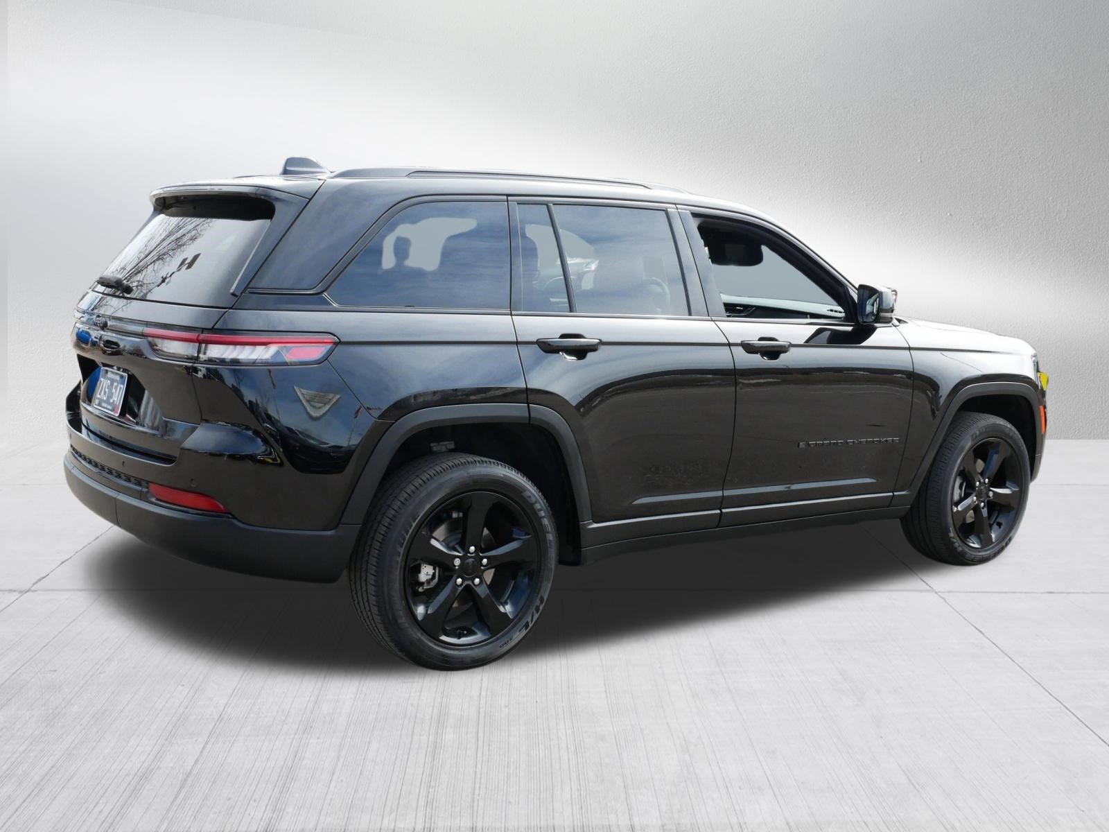 Used 2023 Jeep Grand Cherokee Altitude image 7
