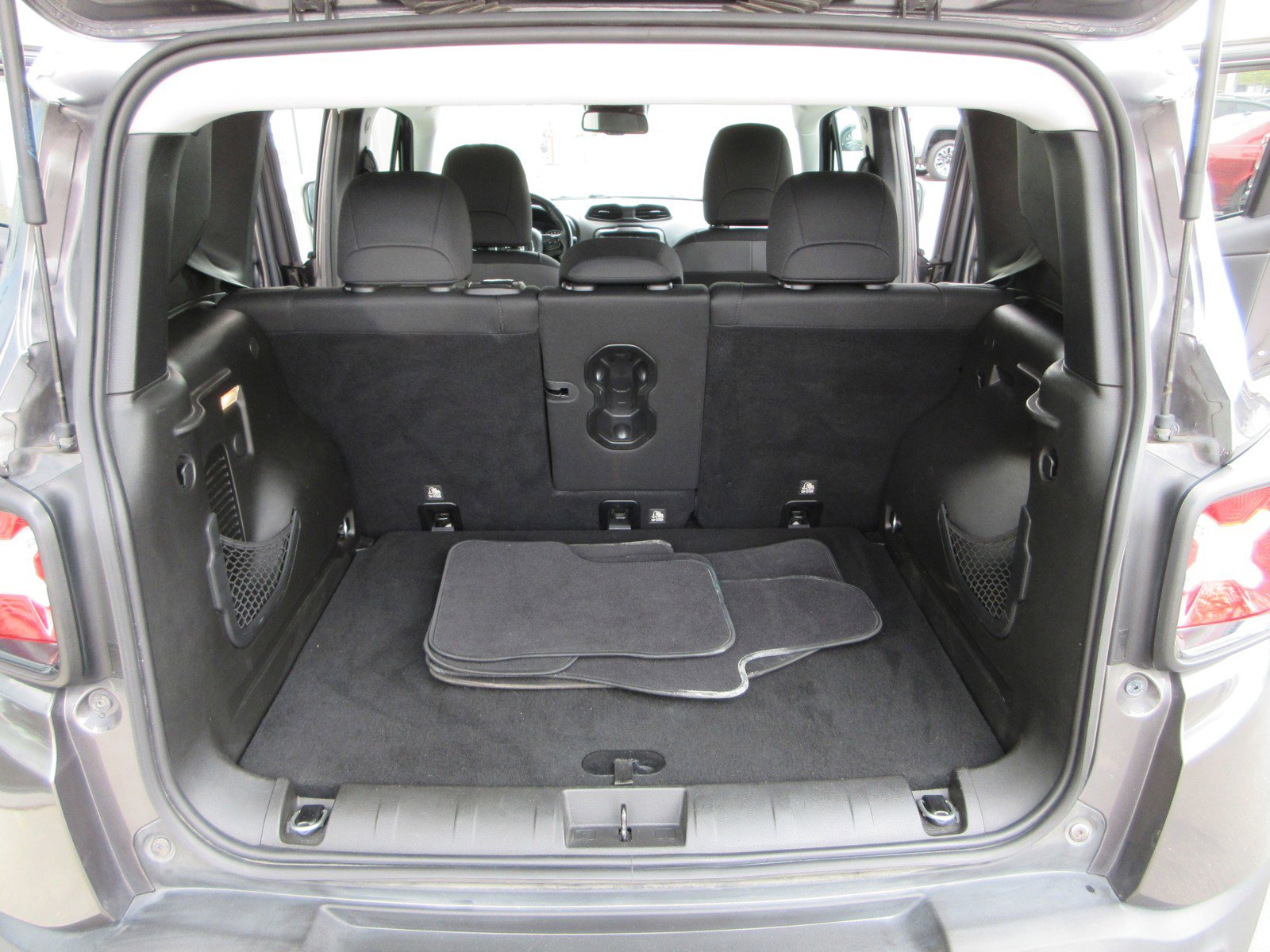 Used 2018 Jeep Renegade Altitude w/ UConnect 8.4 Nav Group FWD image 50