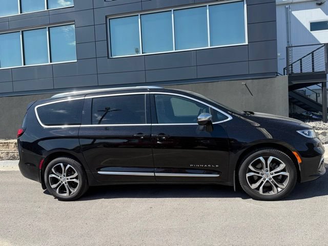 Used 2025 Chrysler Pacifica Pinnacle w/ Trailer Tow Group AWD/4WD image 2