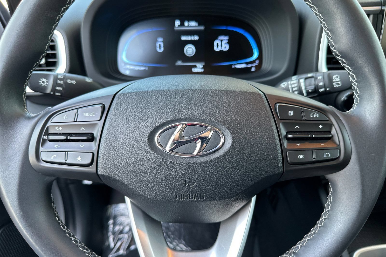 Used 2025 Hyundai Venue SEL FWD image 23