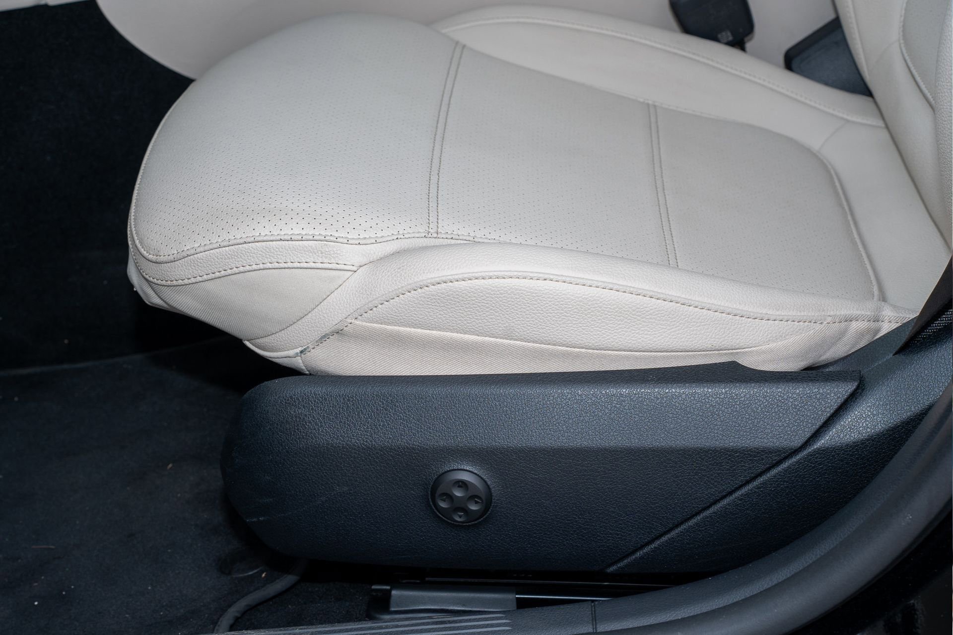 Used 2025 Mercedes-Benz C 300 4MATIC Sedan image 28