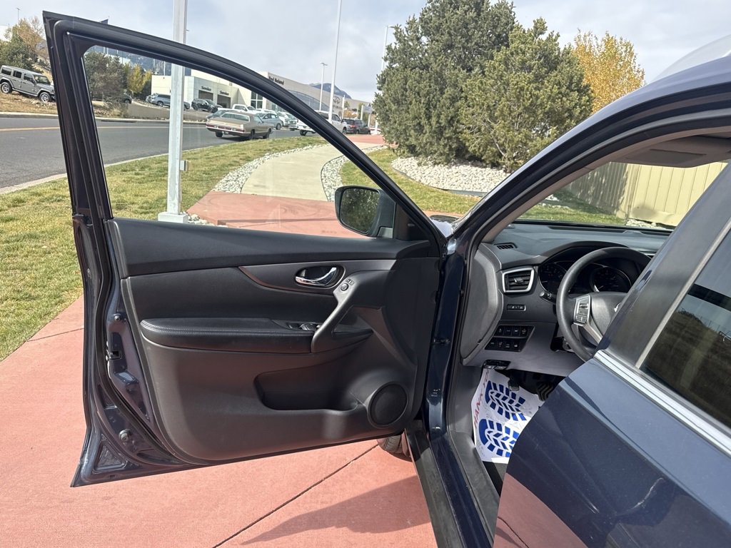 Used 2015 Nissan Rogue SV w/ SV Premium Package image 10