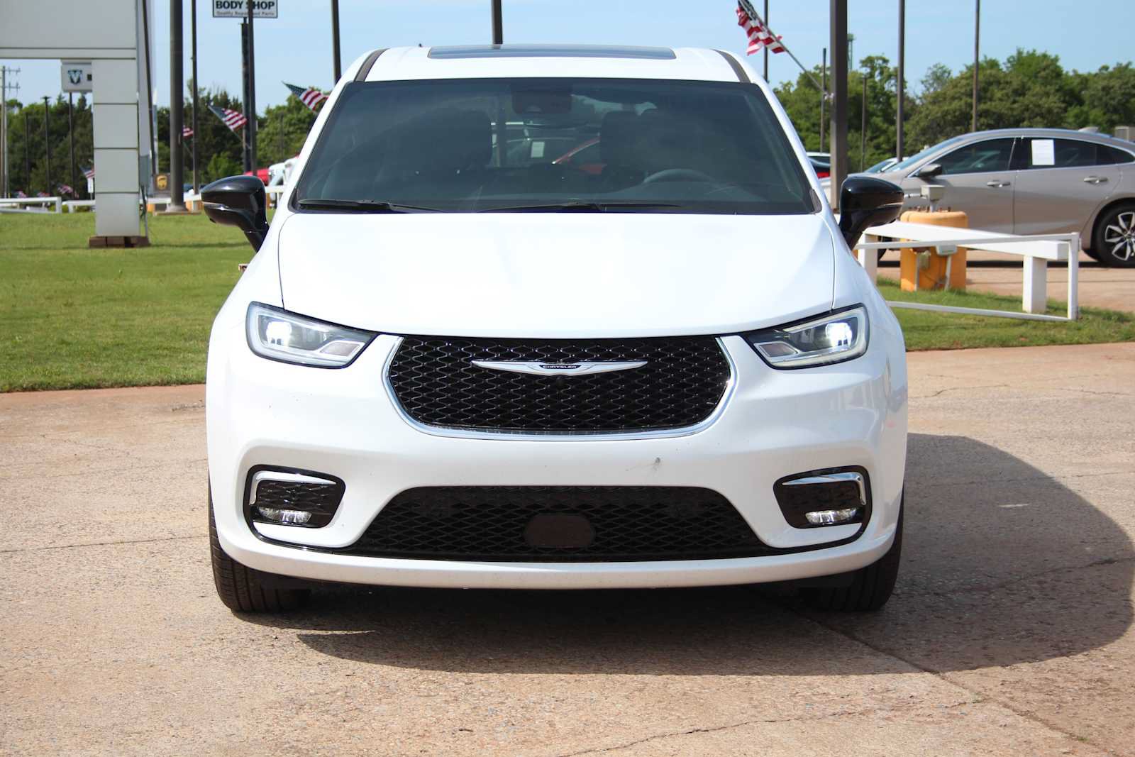 New 2025 Chrysler Pacifica Select AWD/4WD image 3