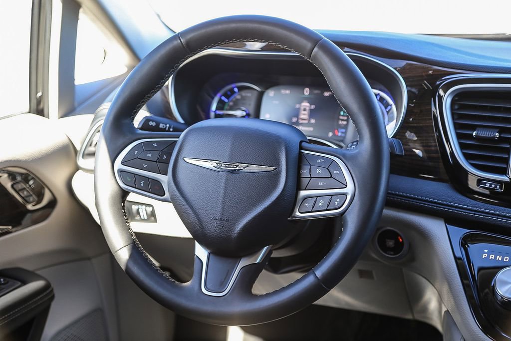 Used 2023 Chrysler Pacifica Limited image 16