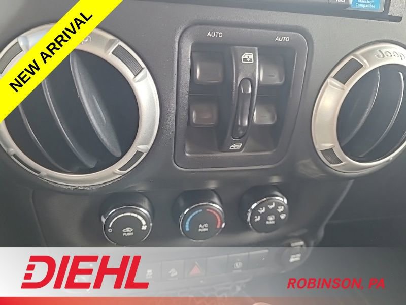 Used 2016 Jeep Wrangler Unlimited Rubicon w/ Connectivity Group image 9