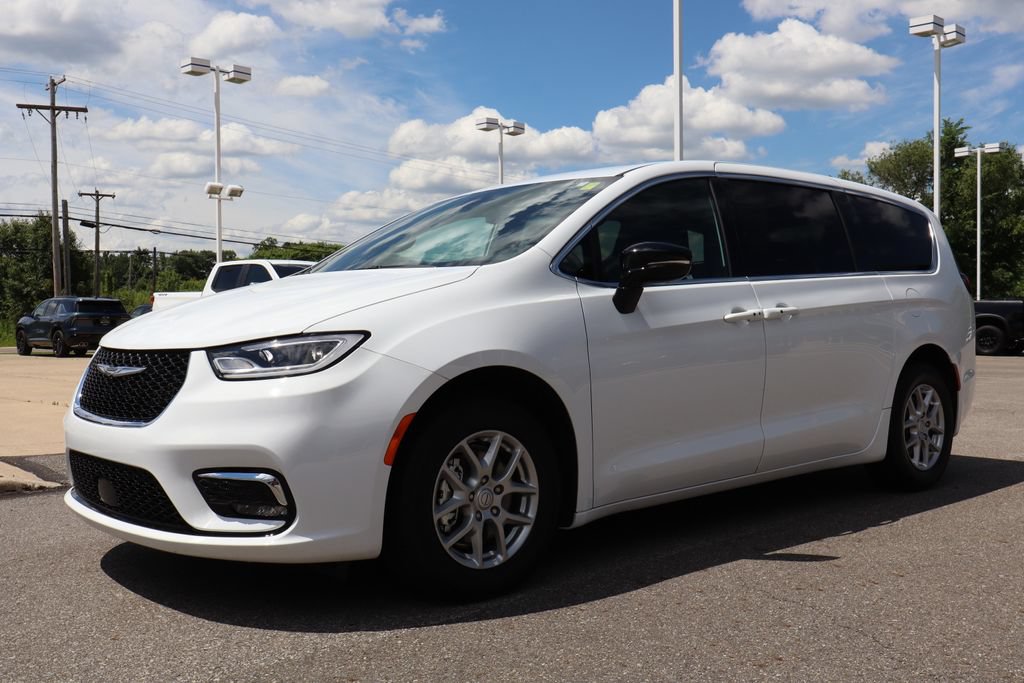 Used 2026 Chrysler Pacifica Select FWD image 7