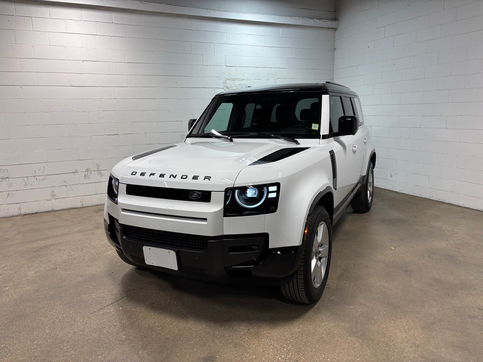 Used 2026 Land Rover Defender 110 X-Dynamic SE AWD/4WD image 2