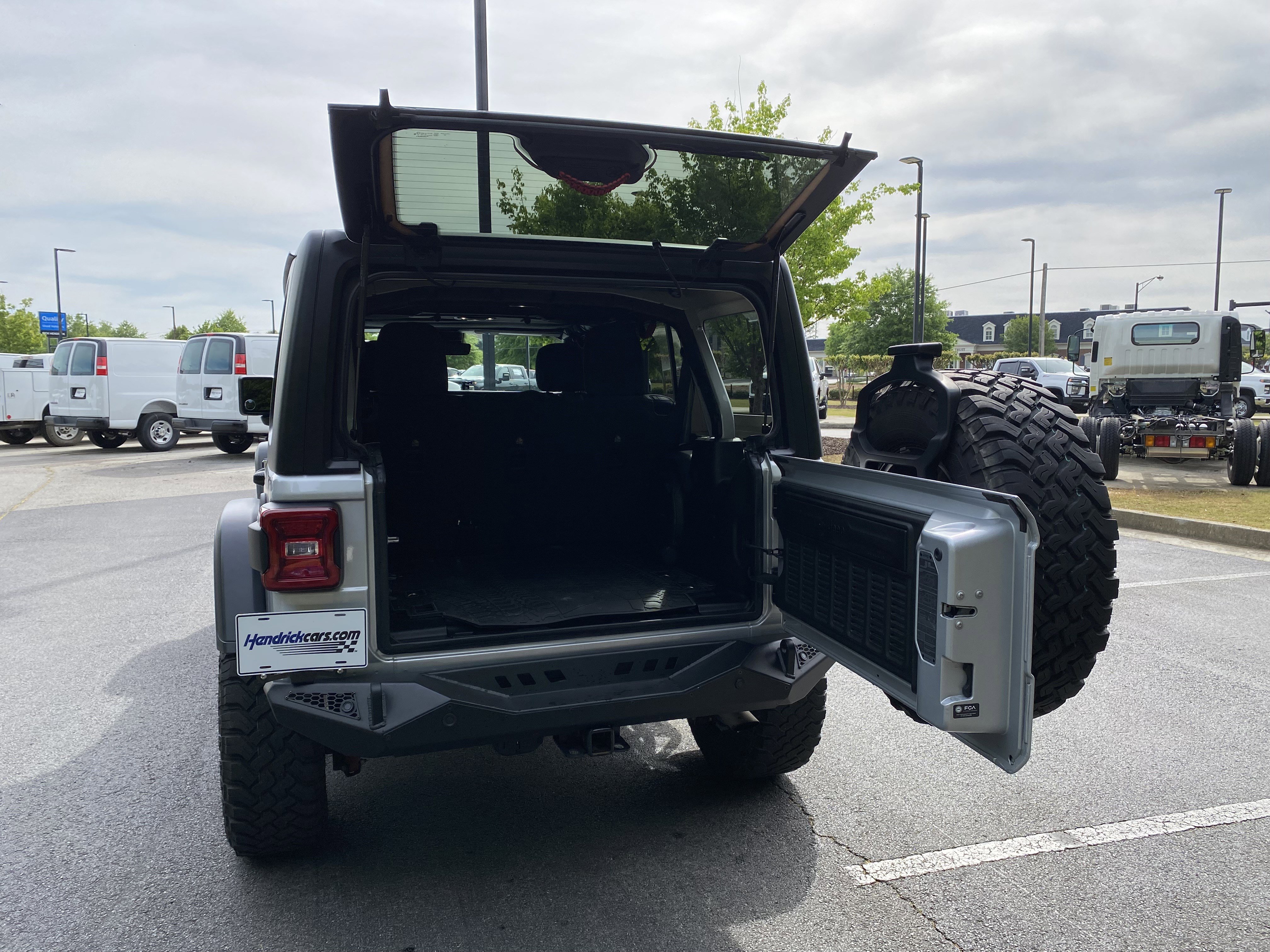 Used 2023 Jeep Wrangler Unlimited Rubicon w/ LED Lighting Group AWD/4WD image 11