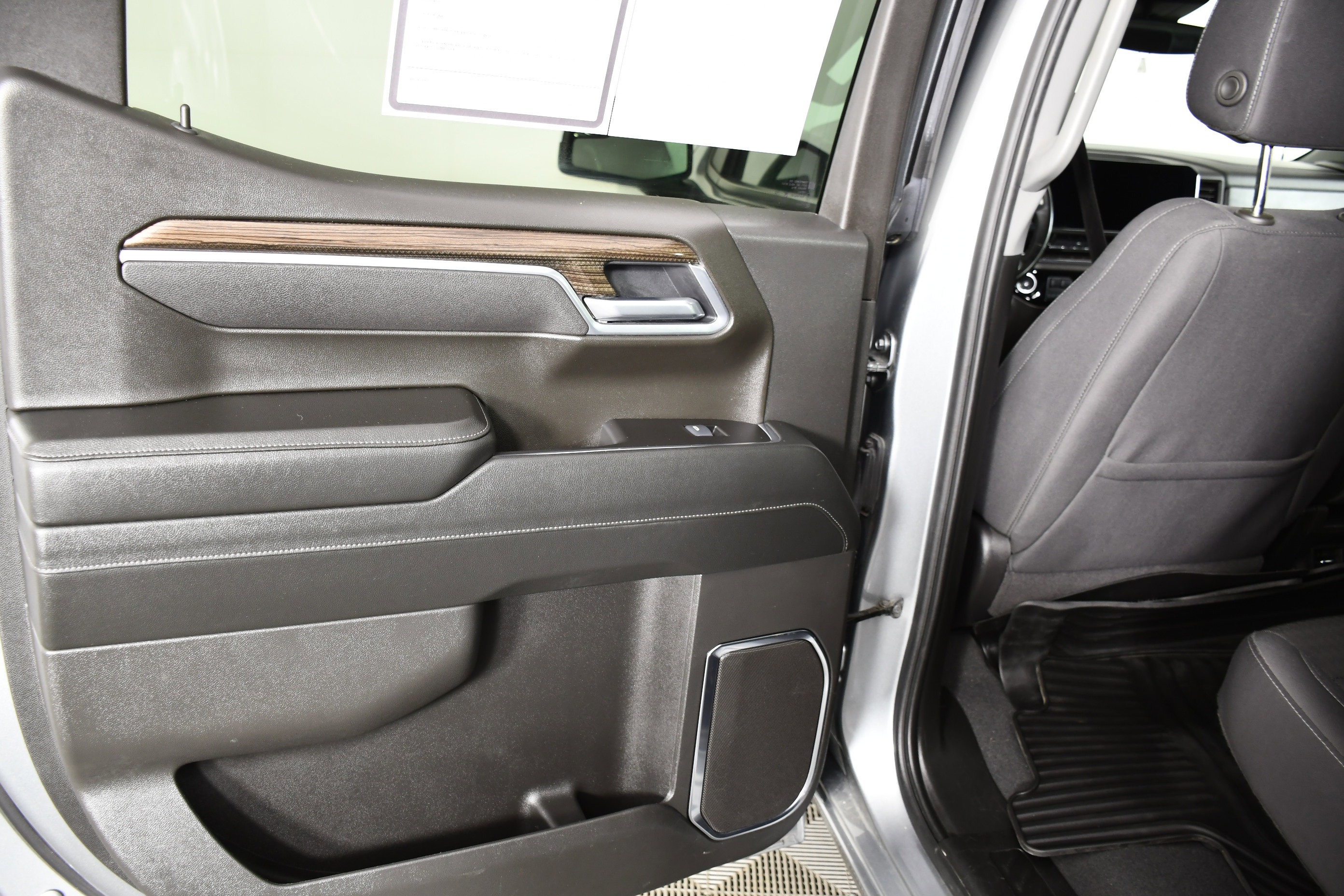 Used 2025 Chevrolet Silverado 1500 LT image 48