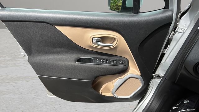 Used 2015 Jeep Renegade Latitude image 18