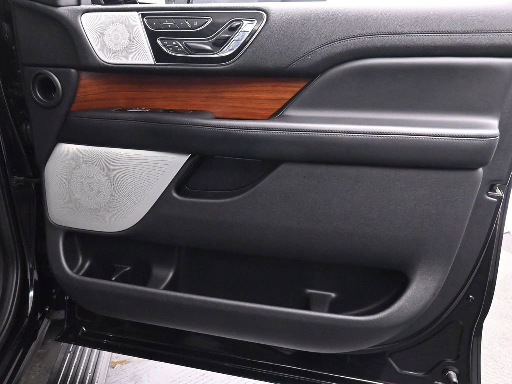 Used 2020 Lincoln Navigator Reserve w/ Luxury Package image 25