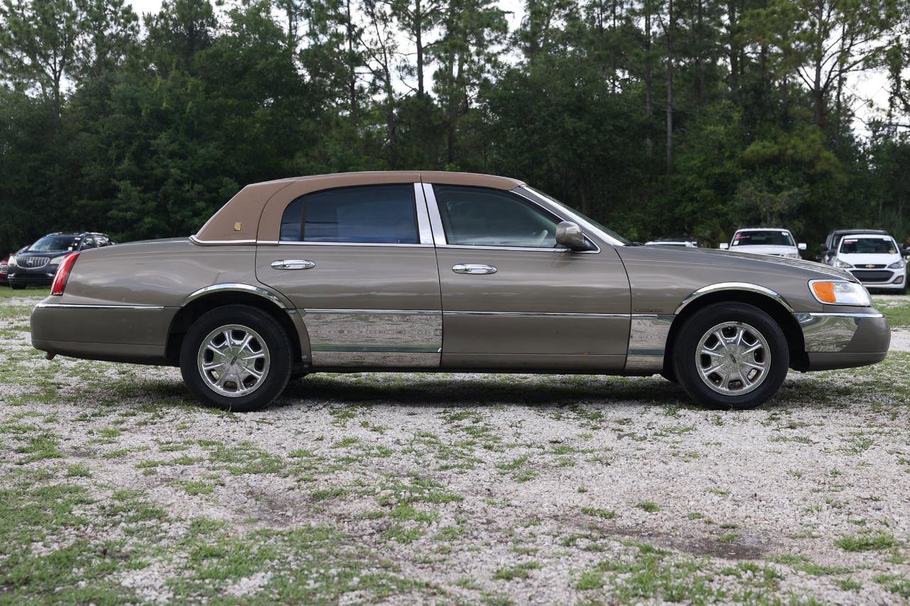Used 2001 Lincoln Town Car Signature RWD image 13