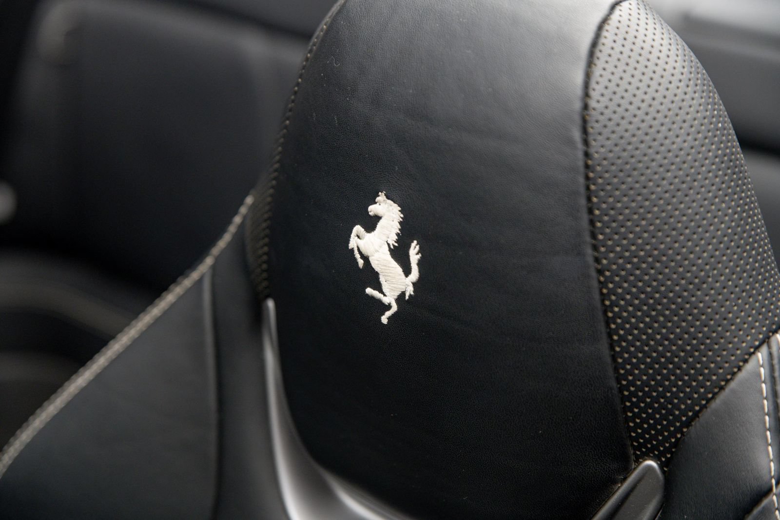 Used 2019 Ferrari Portofino RWD image 25