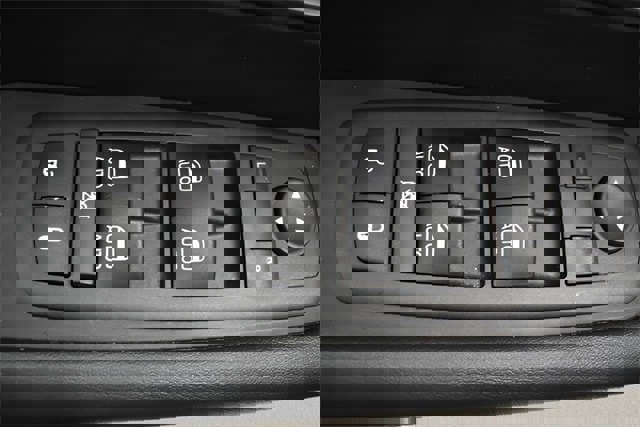 Used 2025 Chrysler Pacifica Select image 22