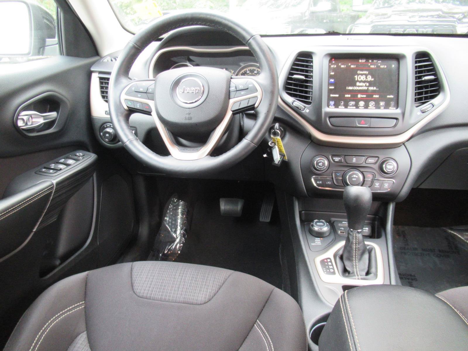 Used 2015 Jeep Cherokee Latitude w/ Cold Weather Group AWD/4WD image 14