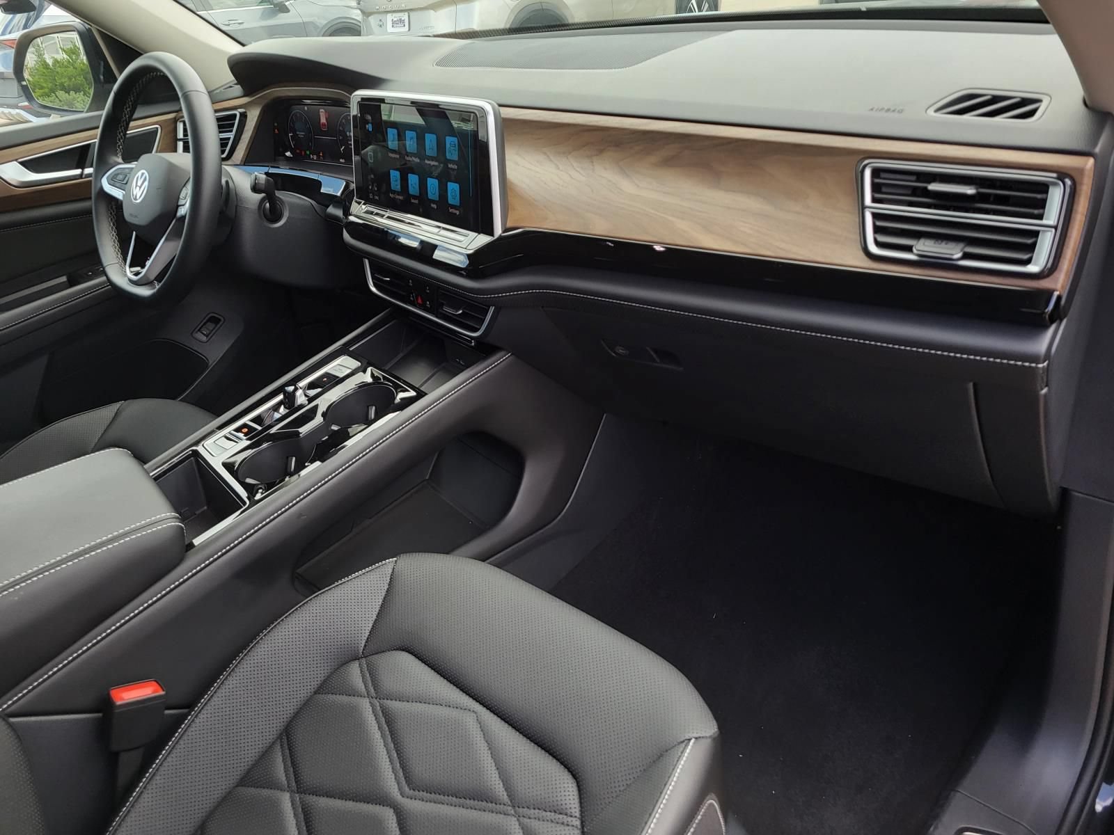 Used 2024 Volkswagen Atlas SE FWD image 13