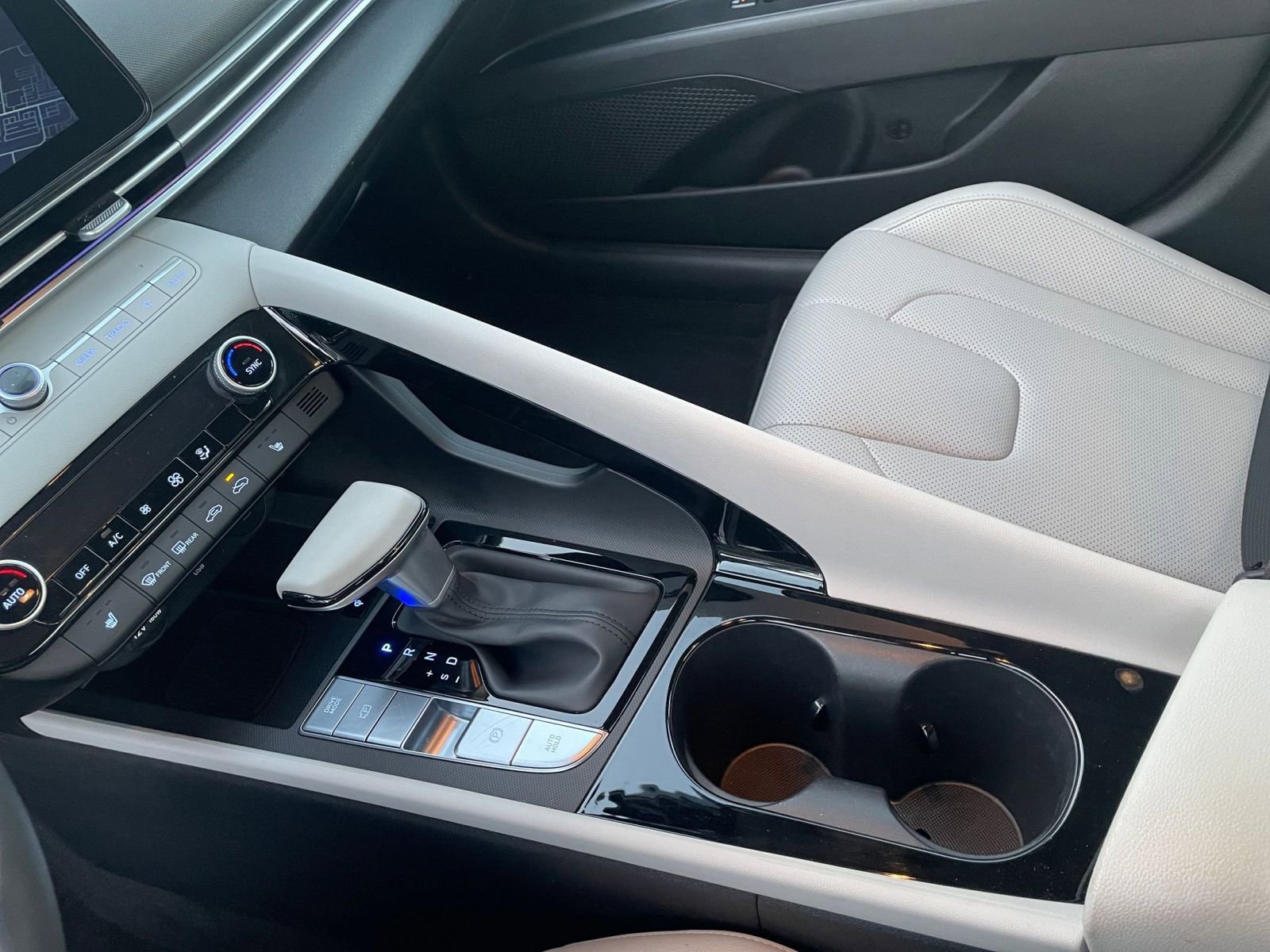 Used 2025 Hyundai Elantra Limited image 44