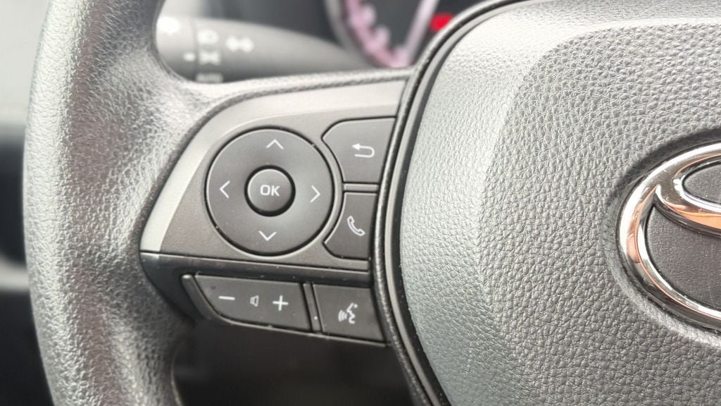 Used 2025 Toyota RAV4 XLE FWD image 21