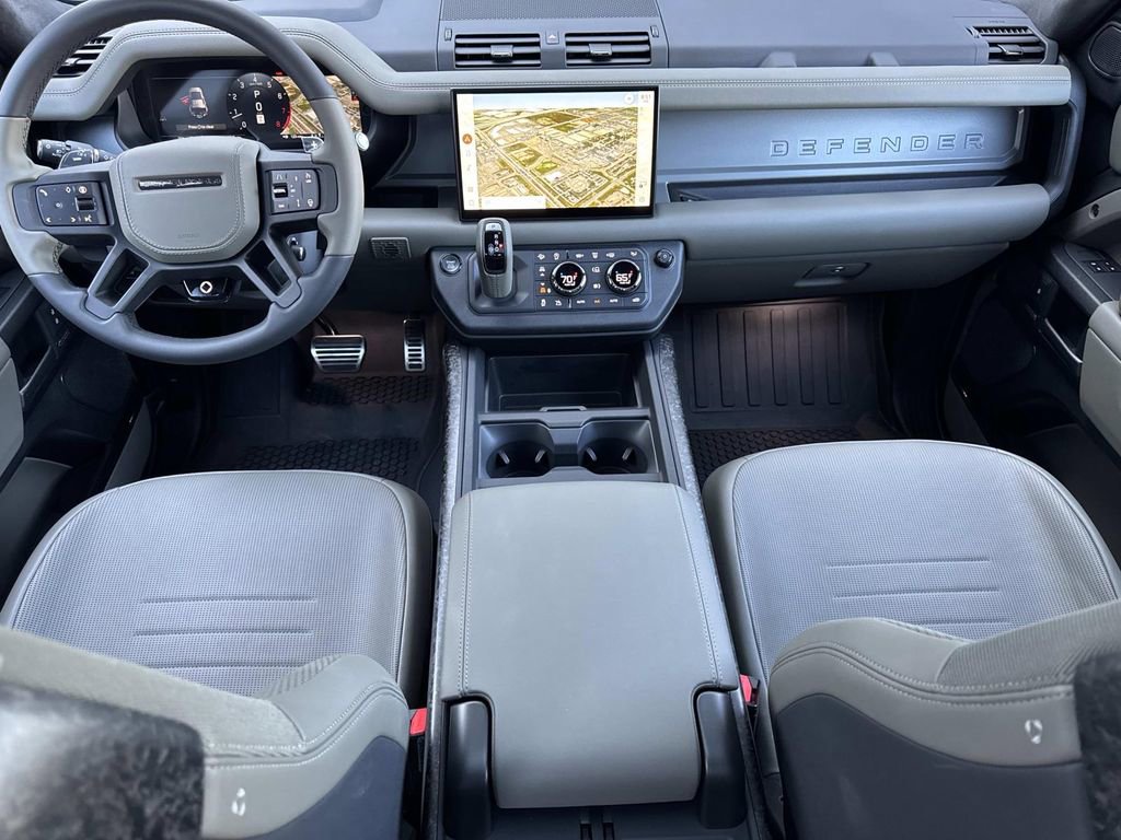 Used 2025 Land Rover Defender 110 image 19