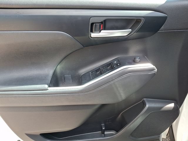 Used 2023 Toyota Highlander XLE FWD image 12