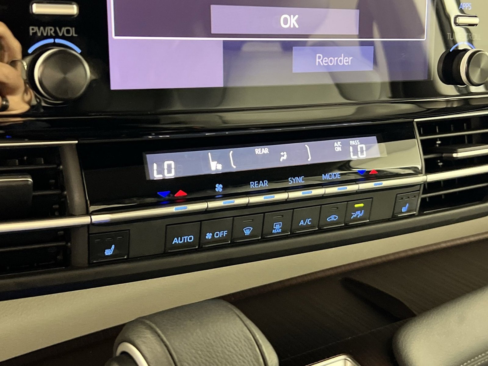 Used 2024 Toyota Sienna XLE image 21