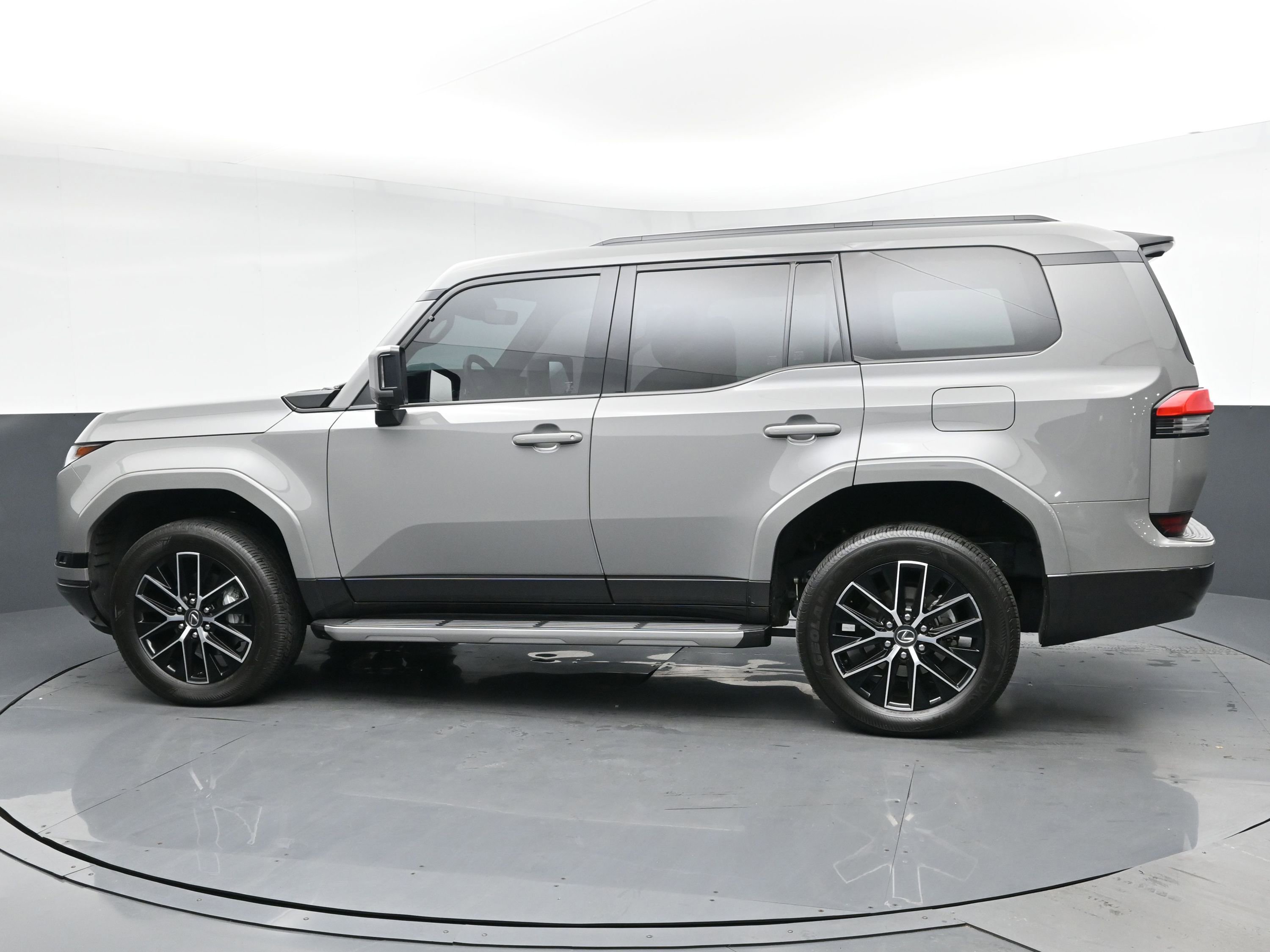 Used 2024 Lexus GX 550 image 4